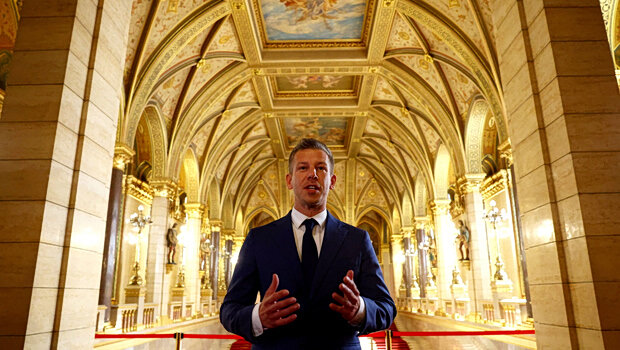 O πέτερ μαγιάρ θα παρευρεθεί σε πρεμιέρα ντοκιμαντέρ για την άνοδο του στην εξουσία σε φεστιβάλ της ιταλίας