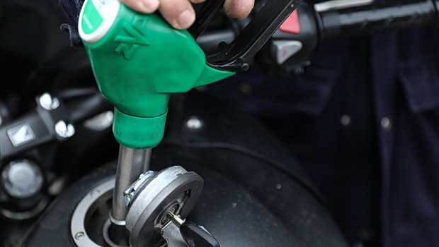 Το ράλι αυξήσεων στα καύσιμα στέλνει τη βενζίνη πάλι στα 2 ευρώ - στο βρόντο επιδοτήσεις 340 εκατ.