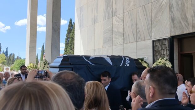 Το τελευταίο «αντίο» στον ανδρέα μαζαράκη - συνάδελφοι, πολιτικοί και φίλοι στο α' νεκροταφείο
