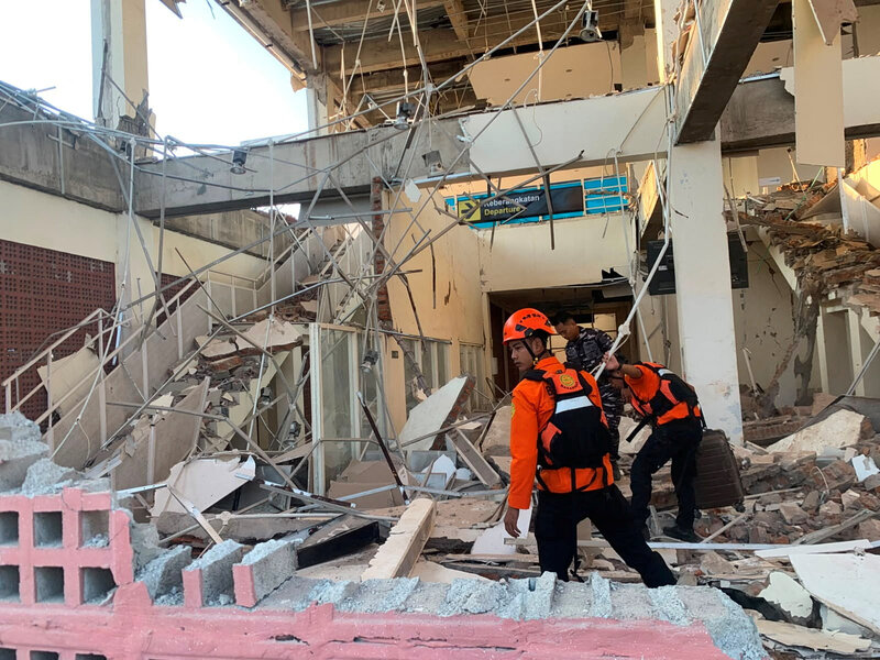 Σοβαρές καταστροφές από τα 7,7 ρίχτερ στην ινδονησία (εικόνες - βίντεο)