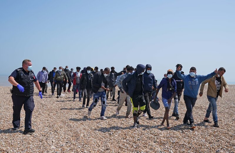 «όχι στην ανεξέλεγκτη μετανάστευση», λένε μελόνι και φρεντέρικσεν - ζητούν κέντρα επαναπατρισμού σε τρίτες χώρ