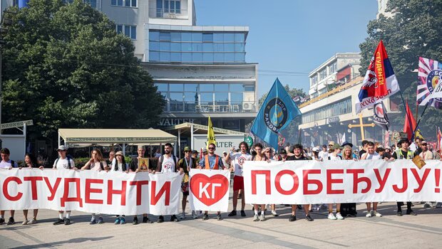 «οι φοιτητές κερδίζουν» - νέα διαδήλωση στη σερβία μετά την ανακοίνωση της παραίτησης βούτσιτς