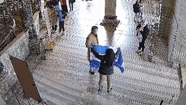 Ποινή φυλάκισης με αναστολή για τους έλληνες που άνοιξαν σημαία στην αγία σοφία