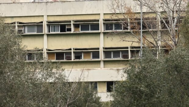 Ποινική δίωξη για ανθρωποκτονία στον 47χρονο που σκότωσε με γυαλί 44χρονη τρόφιμο