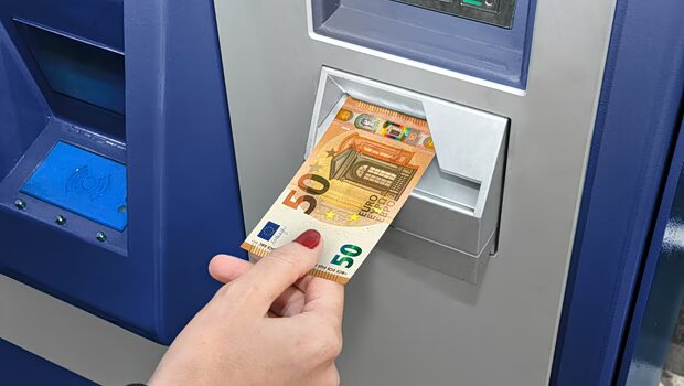 Ποιος ο λόγος που δεν πρέπει να πληρώνονται με μετρητά οι μισθοί