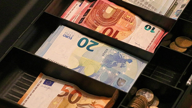 Ποιοι και πόσα χρωστάνε στην εφορία - γιατί δεν προχωρούν οι ρυθμίσεις για τα ληξιπρόθεσμα χρέη