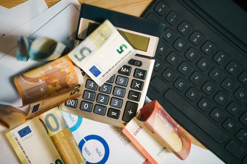 Ποιοι κλάδοι στην ελλάδα επιμένουν ακόμα στα μετρητά - η ακτινογραφία των πληρωμών στο μικροσκόπιο της εκτ