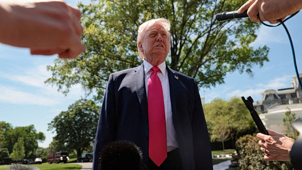 Δοκιμάζοντας τις αντοχές της χριστιανικής δεξιάς – η αλλοπρόσαλλη συμπεριφορά του τραμπ δημιουργεί προβλήματα