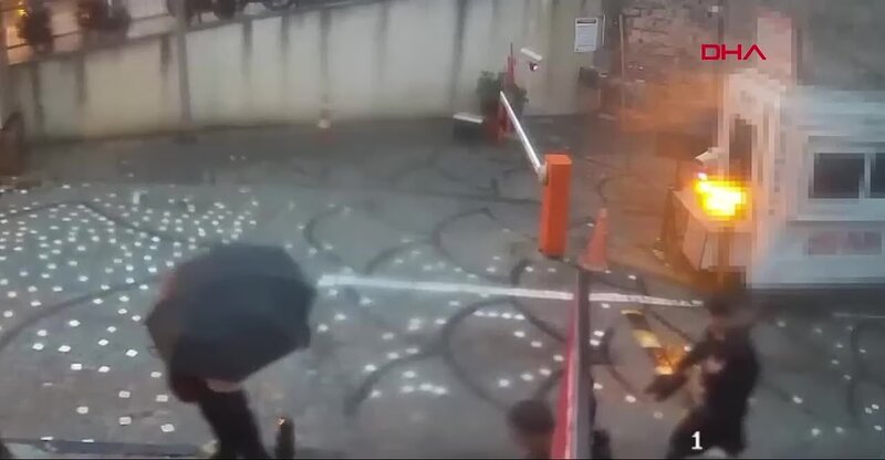 Κωνσταντινούπολη: ένας 14χρονος έπαθε ηλεκτροπληξία πατώντας λακούβα - άτομα εγκλωβίστηκαν σε λεωφορείο