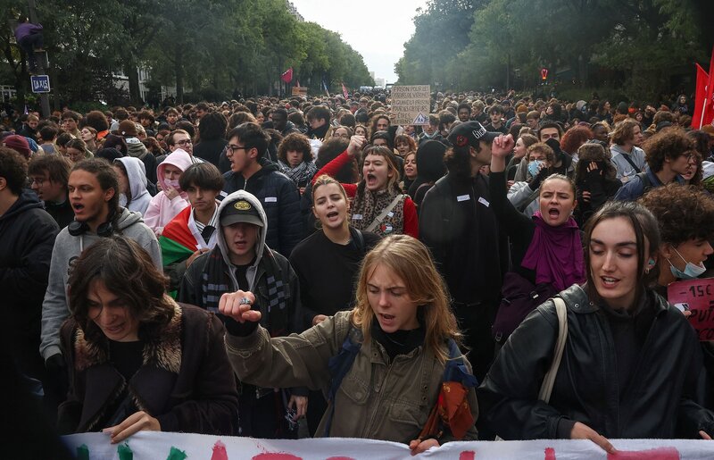 Η οργή της gen z βάζει φωτιά στην ευρώπη και κλονίζει το παραδοσιακό πολιτικό σύστημα