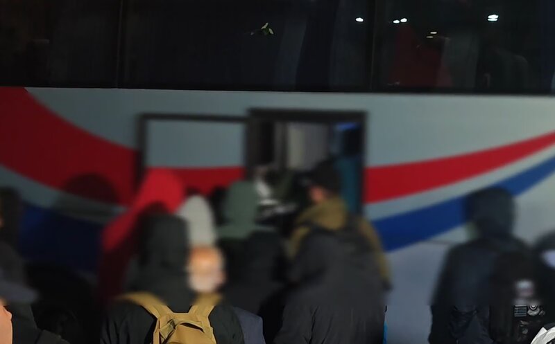 Χωριάτικο: στον εισαγγελέα οδηγήθηκαν οι 59 συλληφθέντες - με δύο λεωφορεία από τη γαδα στην ευελπίδων