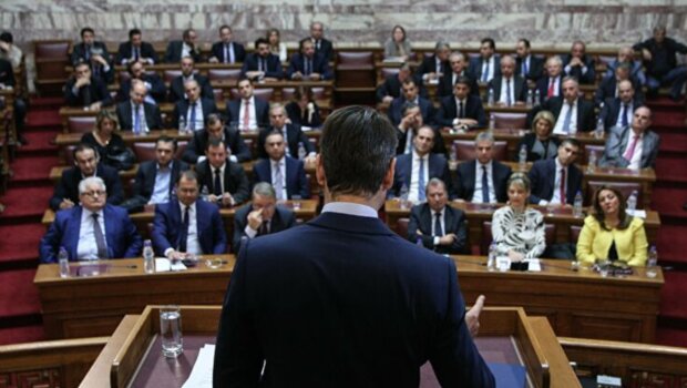 Κορυφώνεται η εξέγερση των «γαλάζιων» βουλευτών κατά του στενού πυρήνα του «επιτελικού κράτους» - κεραυνοί στο