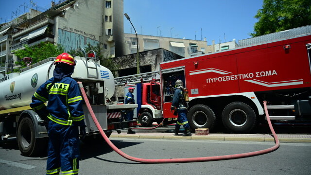 Φωτιά σε κτήριο στον πειραιά
