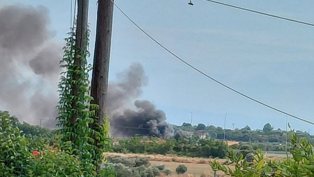 Φωτιά στη νέα καλλικράτεια χαλκιδικής - δίπλα σε σπίτια οι φλόγες - μήνυμα από το 112 για εκκένωση δύο οικισμώ