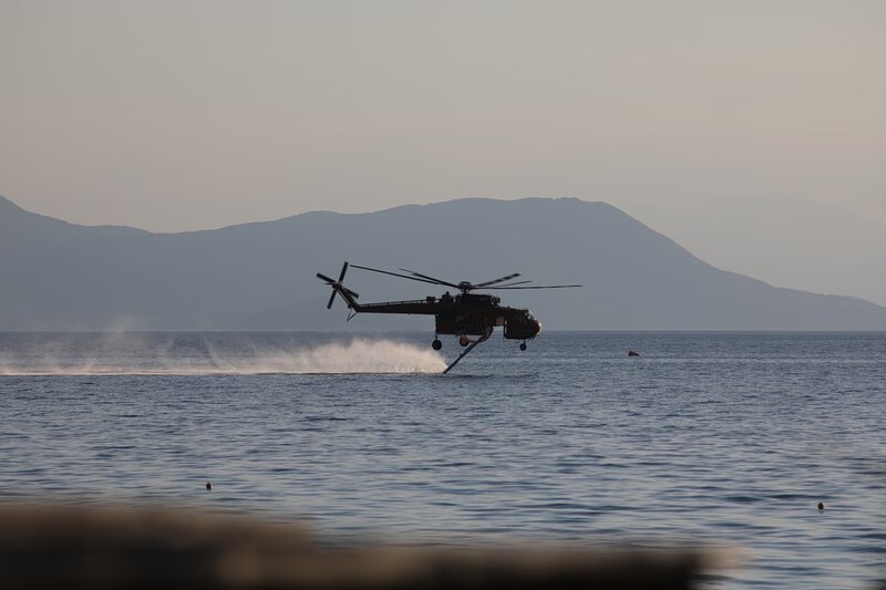 Φωτιά στη νίσυρο - επιχειρούν τέσσερα εναέρια μέσα