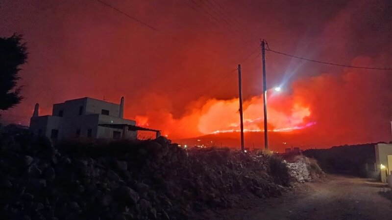 Φωτιά στην πάρο: συνελήφθησαν ο δήμαρχος, ο αντιδήμαρχος, ένας υπάλληλος του δήμου και ένας εργολάβος