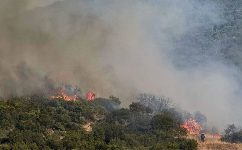 Φωτιά στο κοκκινόχωμα καβάλας - ενισχύθηκαν οι δυνάμεις, μήνυμα από το 112