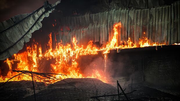 Φωτιά στο ωραιόκαστρο: απαιτείται πολύ νερό για να ελεγχθεί, λέει ο αρτοποιός στο in - οδηγίες για τον τοξικό 
