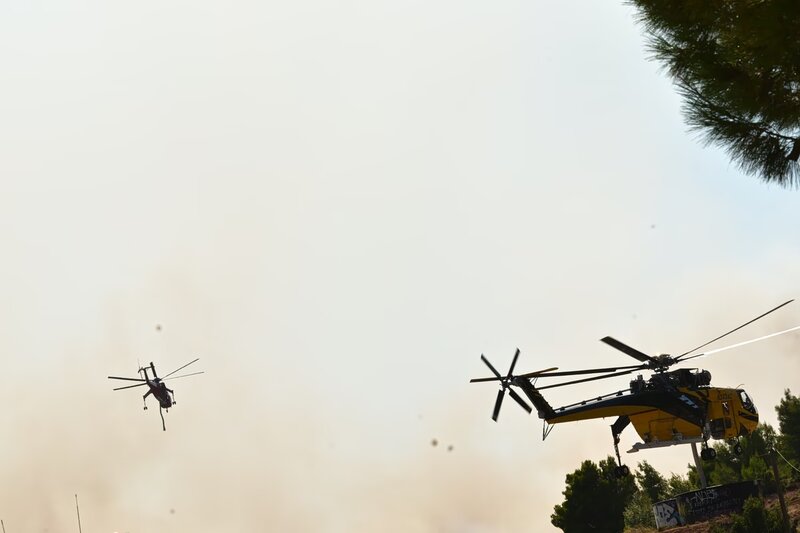 Φωτιά στον φοίνικα ρεθύμνου - ήχησε το 112, εντολή απομάκρυνσης από φωτεινάρι και σούδα