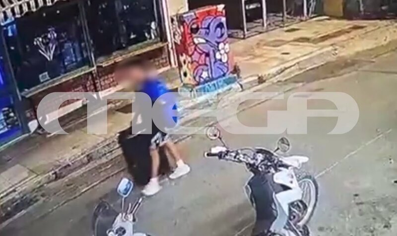 Φωτογραφία ντοκουμέντο - η στιγμή που ο 26χρονος αφγανός μεταφέρει σε βαλίτσα τη σορό της 38χρονης βρετανίδας