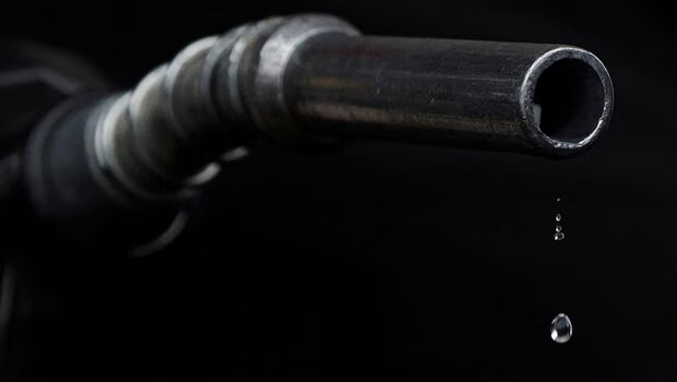 Ηπα: οι τιμές της βενζίνης στην αντλία ξεπέρασαν ξανά τα τέσσερα δολάρια λόγω των νέων εχθροπραξιών με ιράν