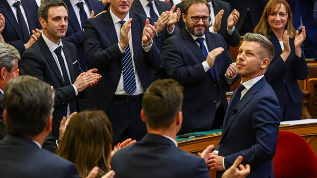 Ο πέτερ μαγιάρ ορκίστηκε πρωθυπουργός της ουγγαρίας, βάζοντας τέλος στην 16ετή διακυβέρνηση του όρμπαν