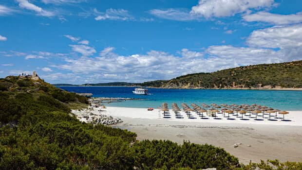 Απίστευτο μέτρο σε παραλία της σαρδηνίας - απαγορεύονται οι ομπρέλες για όσους είναι 10 έως 65 ετών
