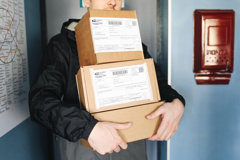 Όπισθεν ολοταχώς για τα μετρητά στα courier - προς απόσυρση η διάταξη για τις αντικαταβολές