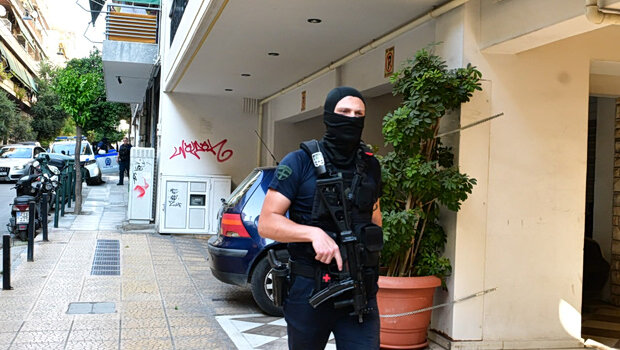 Επιστρέφει στη φυλακή ο αλέξανδρος γιωτόπουλος - έφυγε με ταξί από το σπίτι του παρουσία ισχυρών αστυνομικών δ
