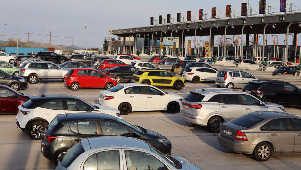 Επιστρέφουν οι εκδρομείς του Πάσχα - Με χαμηλές ταχύτητες κινούνται τα οχήματα στην Αθηνών-Κορίνθου