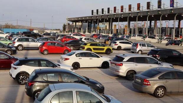 Επιστρέφουν οι εκδρομείς του Πάσχα - Με χαμηλές ταχύτητες κινούνται τα οχήματα στην Αθηνών-Κορίνθου