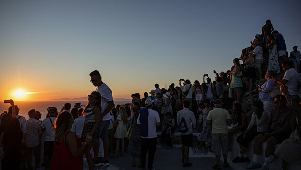 Από τα ελληνικά νησιά έως τα τίρανα και τη βαρκελώνη: οι διαμαρτυρίες αποκαλύπτουν το τίμημα του υπερτουρισμού