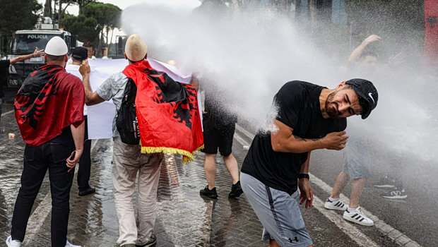 Από την ανησυχία στη δημόσια οργή - κλιμακώνονται οι διαδηλώσεις στην αλβανία για την επένδυση κούσνερ