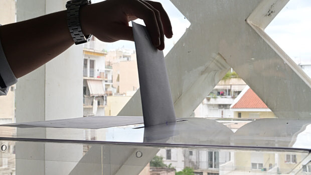 Υποχωρεί η νέα δημοκρατία - με διαφορά δεύτερη η ελας του τσίπρα - σηκώνονται από τον «καναπέ» οι ψηφοφόροι