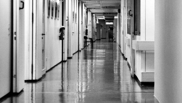 Αποκάλυψη in: διευθυντής ιατροδικαστικής υπηρεσίας προχωρά σε παράσταση υποστήριξης κατηγορίας για «απόπειρα δ