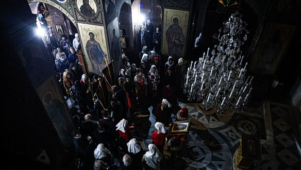 Μπότια, κρότοι, βάγια και χορωδία - Η ξεχωριστή πρώτη Ανάσταση στη Ρωσική Εκκλησία