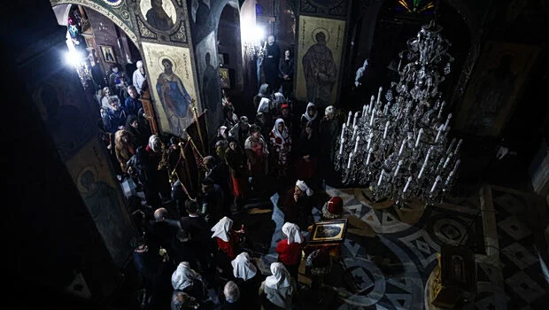 Μπότια, κρότοι, βάγια και χορωδία - Η ξεχωριστή πρώτη Ανάσταση στη Ρωσική Εκκλησία