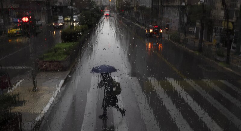 Απότομη αλλαγή του καιρού με βροχές, καταιγίδες και πτώση της θερμοκρασίας - σε ποιες περιοχές χρειάζεται προσ