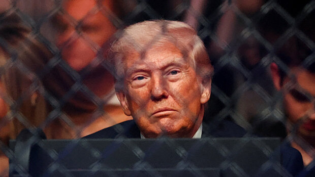 Ο Τραμπ απειλεί να απολύσει τον πρόεδρο της Ομοσπονδιακής Τράπεζας αν δεν παραιτηθεί