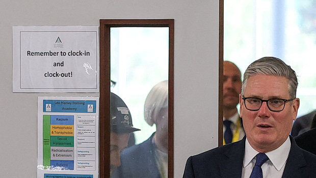 Βρετανία: ο στάρμερ προς το παρόν διασώθηκε – αλλά η εξουσία του είναι επισφαλής