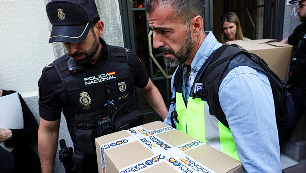 Έρευνα για διαφθορά με πρωταγωνιστή τον θαπατέρο - τι βρέθηκε στο χρηματοκιβώτιό του