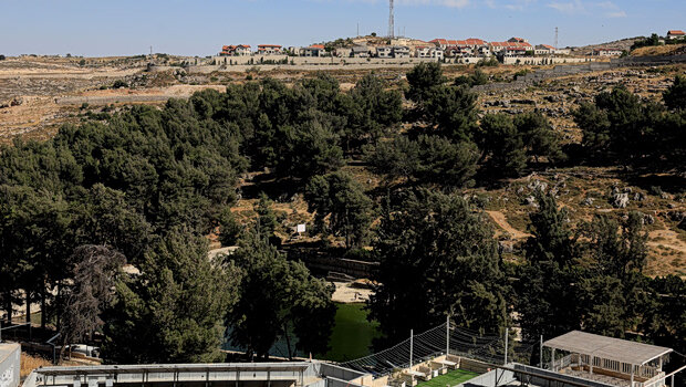 Οργή στο λονδίνο για ισραηλινή έκθεση ακινήτων – προωθεί πώληση σπιτιών που χτίστηκαν σε οικισμούς στη δυτική 