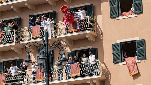 «Βροχή» από μπότηδες στην Κέρκυρα - Πύλινο κανάτι έπεσε στο κεφάλι γυναίκας