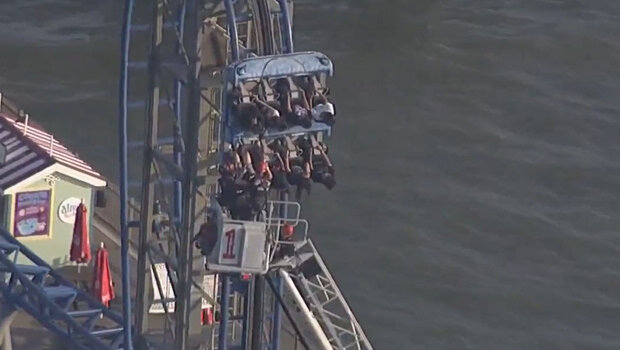 Τρόμος για οκτώ άτομα που εγκλωβίστηκαν σε roller coaster στον αέρα