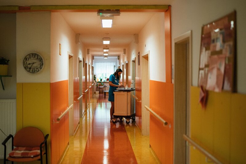 Χρόνια πάθηση στην ευρωπαϊκή υγεία: η φροντίδα γένους θηλυκού, οι αμοιβές γένους αρσενικού - τι ισχύει στην ελ
