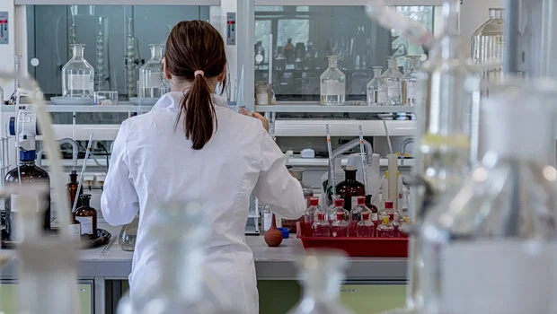 Πρόστιμα και εισαγωγές για ελλείψεις φαρμάκων - Παραγωγή καινοτόμων θεραπειών σε νοσοκομεία