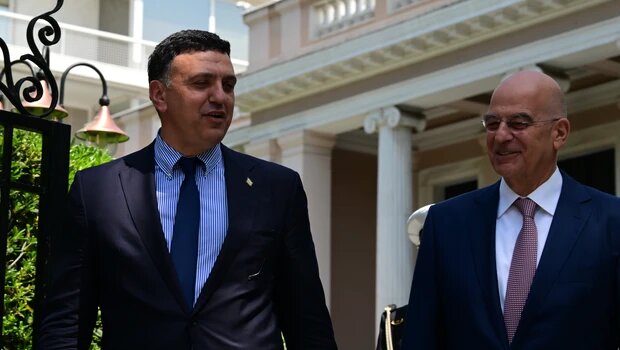 Πρώτος σε δημοτικότητα υπουργός ο νίκος δένδιας - σε ανοδική τροχιά ο βασίλης κικίλιας