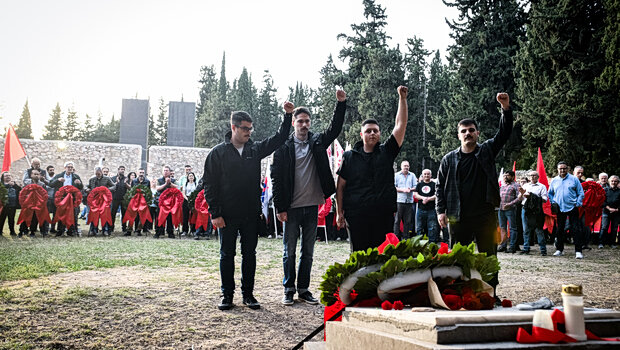 Πρωτομαγιά: η πρώτη κατάθεση στεφάνων στο σκοπευτήριο καισαριανής από συνδικάτα και φορείς