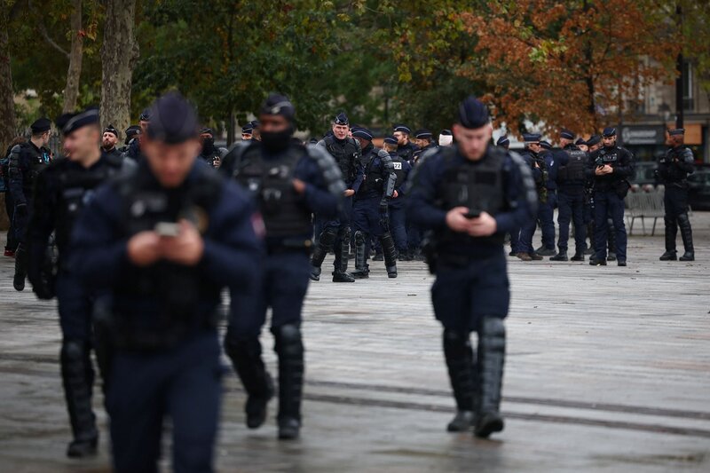 «σιδερόφρακτες» οι πολυτελείς μπουτίκ στη γαλλία