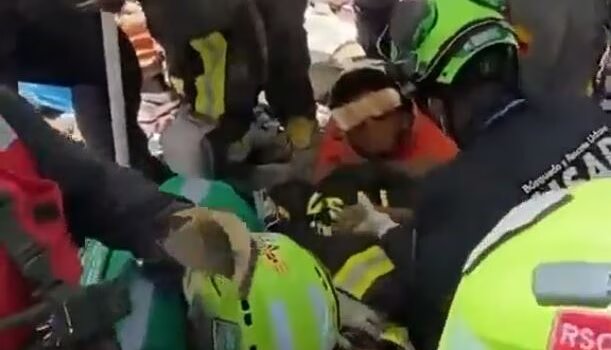 Η στιγμή που 11χρονο αγόρι ανασύρεται ζωντανό από τα συντρίμμια τρεις ημέρες μετά τους φονικούς σεισμούς στη β